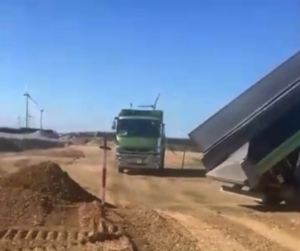 巻出し・敷均し作業が順調に進んでいます