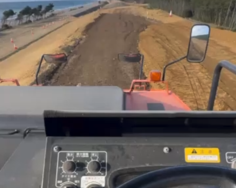 巻出し・敷均し・転圧作業が順調に進んでいます